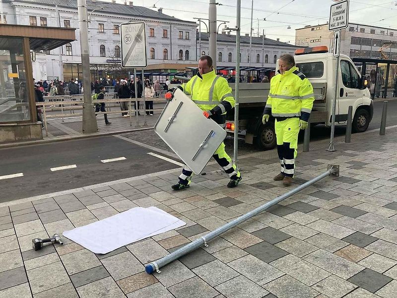 V Brně je od pondělí první sdílená zóna v České republice. Jde o prostor, kde jsou si chodci, řidiči aut a cyklisti rovni.