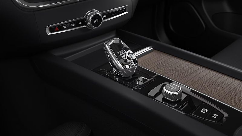 Volvo XC60 (2026) B5 AWD AUT DARK PLUS  - fotka 13 z 14