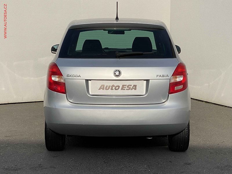 Škoda Fabia (2014) 1.2 TSi, ČR, Ambition, zámek - fotka 5 z 16