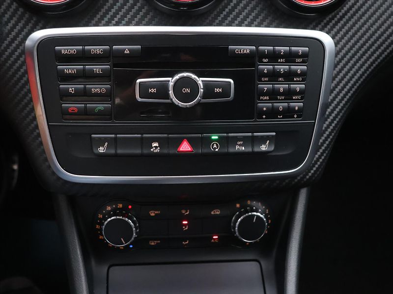 Mercedes-Benz Třídy A 2,0 45 265 kW 4Matic AMG Aut. - fotka 25 z 33