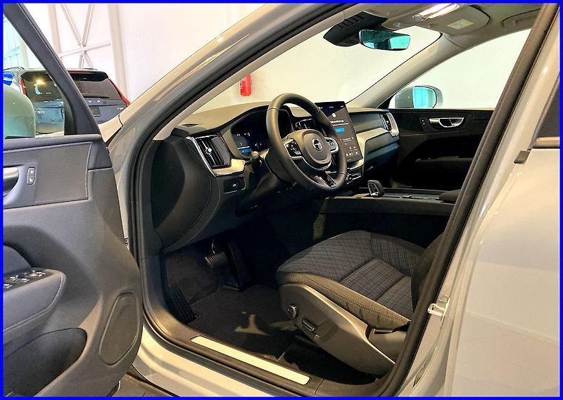 Volvo XC60 (2026) B5 AWD CORE +4SERVIS/ZÁRUKA - fotka 8 z 15
