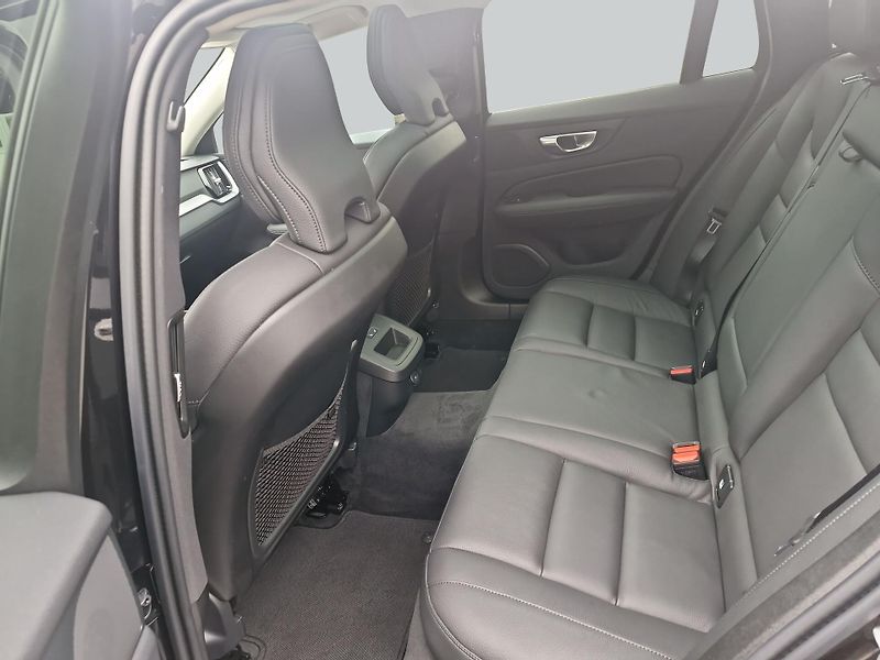 Volvo V60 B4 Plus Dark - fotka 10 z 15