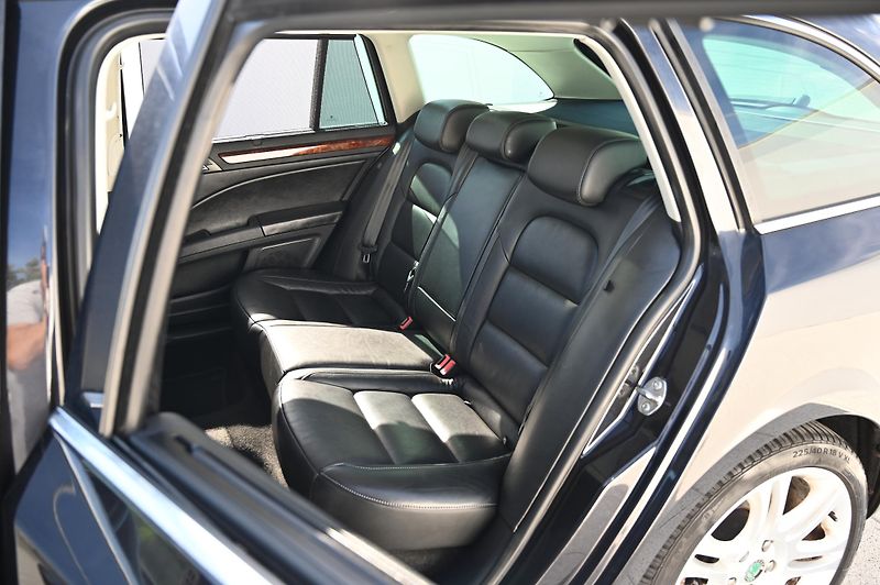 Škoda Superb 2.0TDI 125KW DSG Rezervace - fotka 35 z 56