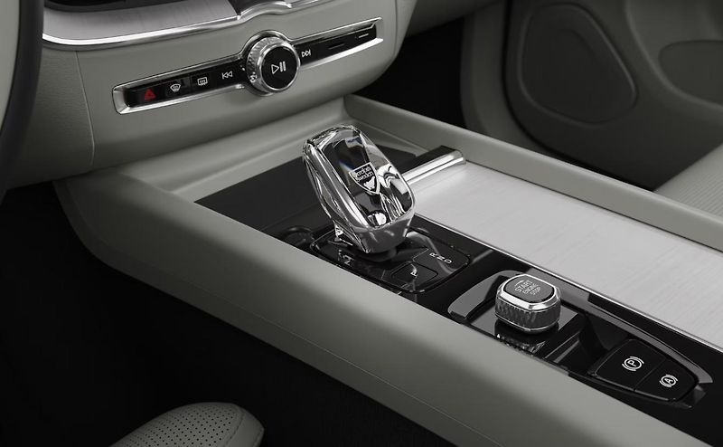 Volvo XC60 (2026) B5 AWD PLUS DARK - fotka 14 z 15
