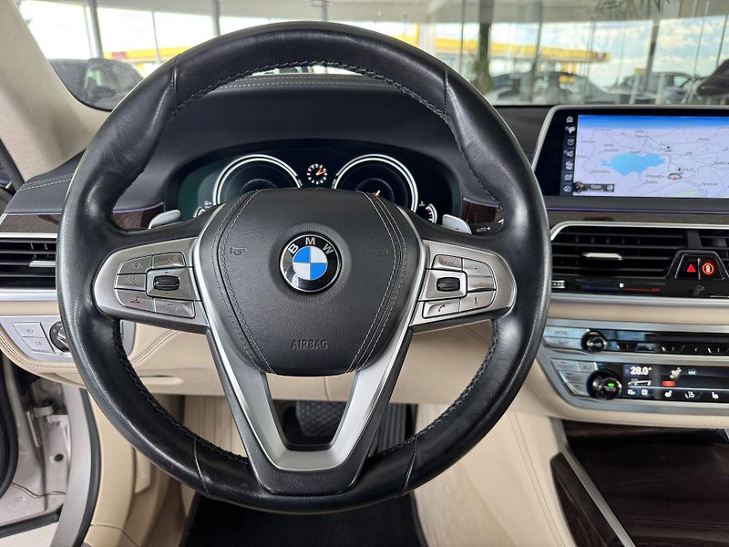 BMW Řada 7 730d xDrive*Laser*Dověry*Masáž - fotka 12 z 46