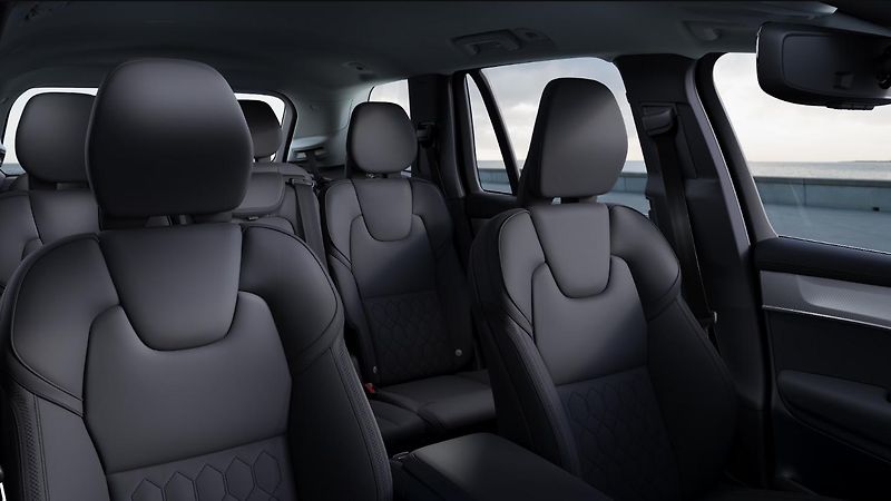 Volvo XC90 (2026) B5 AWD CORE 7míst AUT - fotka 6 z 20