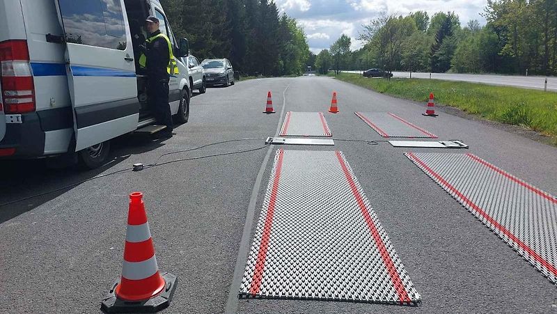 Kontrolní vážení dodávek na silnici I/6 Praha - Karlovy Vary u Bochova. Inspektoři Centra služeb pro silniční dopravu tu za dopoledne odhalili celkem tři přetížené dodávky.