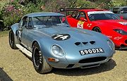 Jaguar E-Type se díky dlouhé kapotě, nízké kabině a čistým liniím stal jednou z nejznámějších automobilových ikon historie. Právě jeho silueta se dodnes objevuje v debatách o nejkrásnějších autech všech dob.