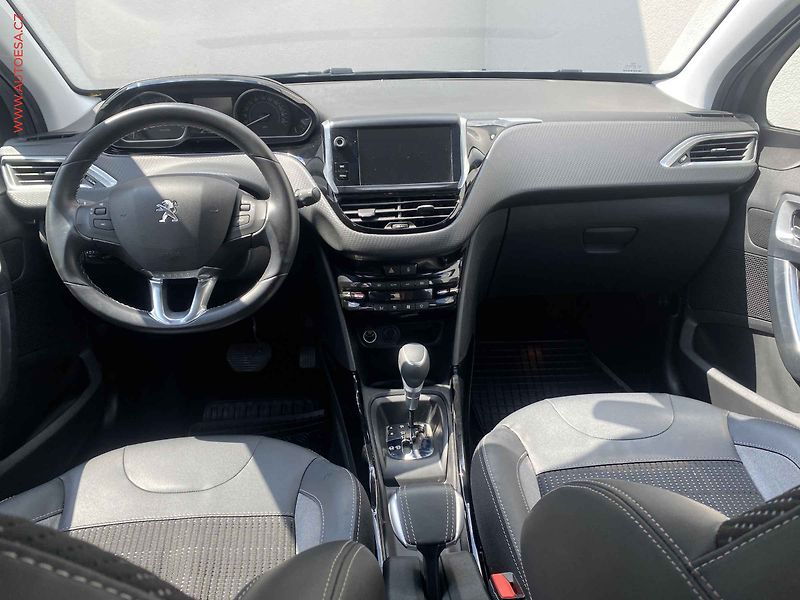 Peugeot 2008 (2016) 1.2 PT, AT, navi - fotka 8 z 16