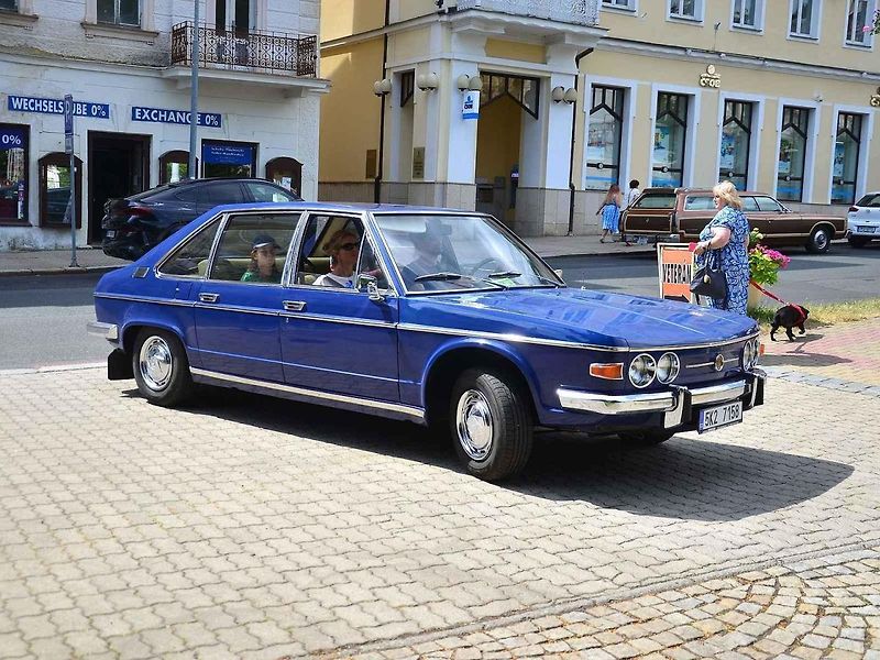 Přehlídka veteránů na Arnice v Mariánských Lázních. Sanitka Cadillac