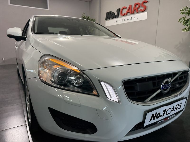 Volvo S60 1,6   T3 SUMMUM XENON BLIS - fotka 31 z 33