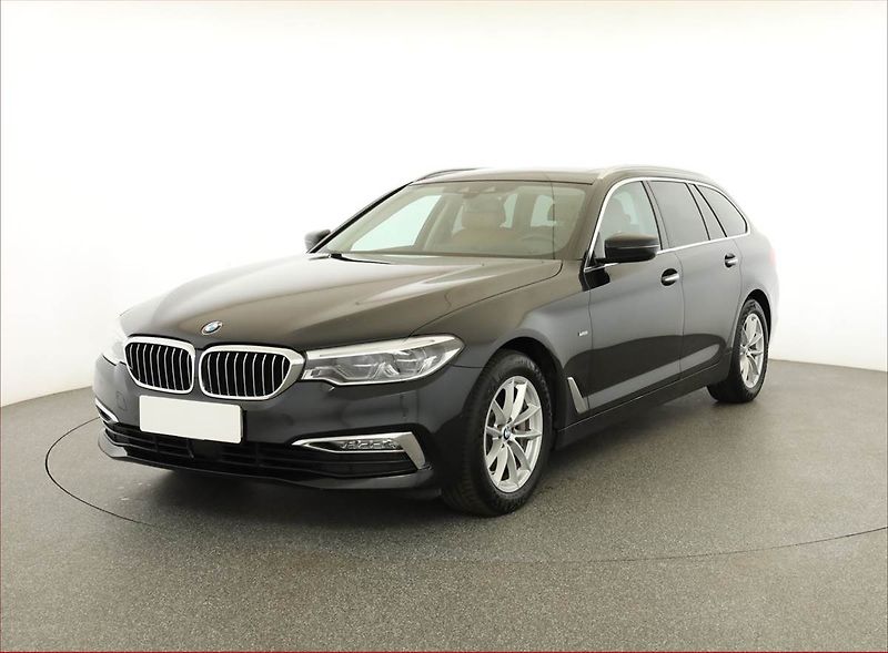 BMW Řada 5 (2018) Luxury Line 530d xDrive - fotka 2 z 18