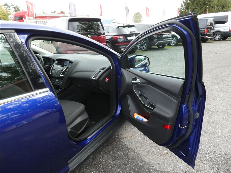 Ford Focus 1,5 110kW 1.MAJITEL, SERVISKA - fotka 23 z 48
