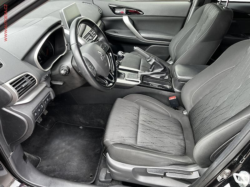 Mitsubishi Eclipse Cross (2018) 1.5 T-MIVEC, Intense - fotka 9 z 17