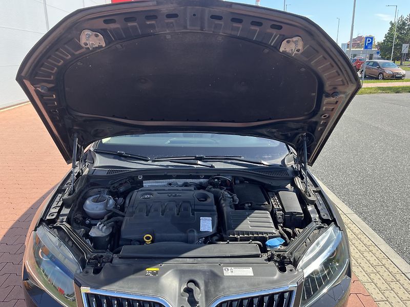 Škoda Superb 2.0 TDi DSG Style Plus - fotka 35 z 38