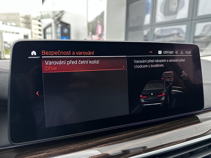 BMW Řada 5 530e xDrive Model Luxury - fotka 18 z 23
