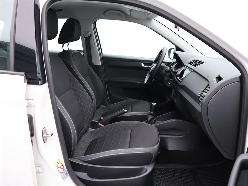 Škoda Fabia 1,0 TSI 70kW Ambition CZ DPH - fotka 12 z 32