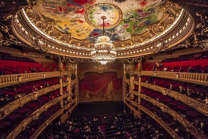 Úchvatné prostory pařížské operní budovy Palais de Garnier.