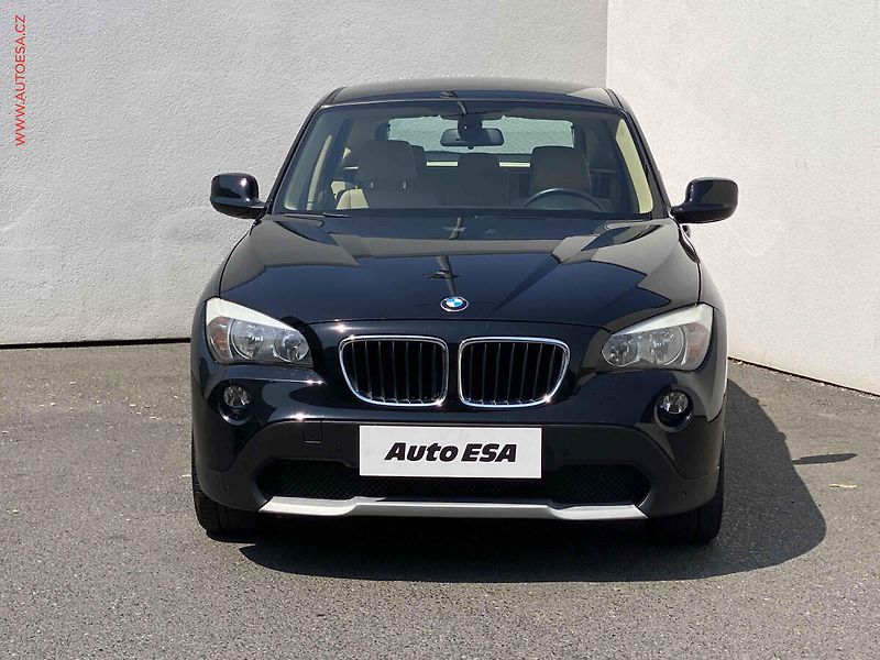 BMW X1 (2021) 2.0i sDrive18i, AC, výhřev - fotka 2 z 16