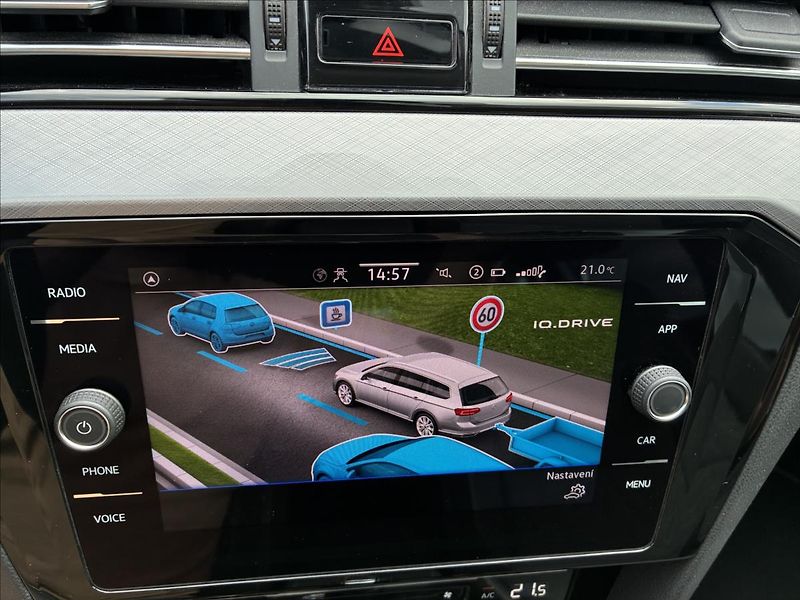 Volkswagen Passat 2,0 TAŽNÉ,IQ LIGHT,KAMERA - fotka 24 z 32