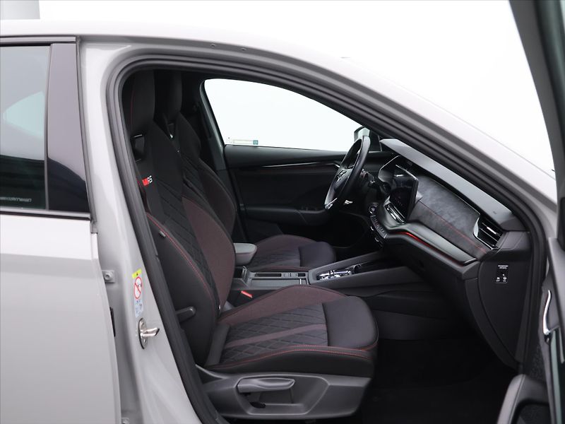 Škoda Octavia 2,0 TSI RS 180kW DSG CZ 1.Maj - fotka 12 z 30