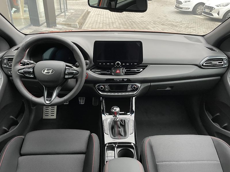 Hyundai i30 1,5T-GDI MHEV 103kW N-line MAN - fotka 9 z 32