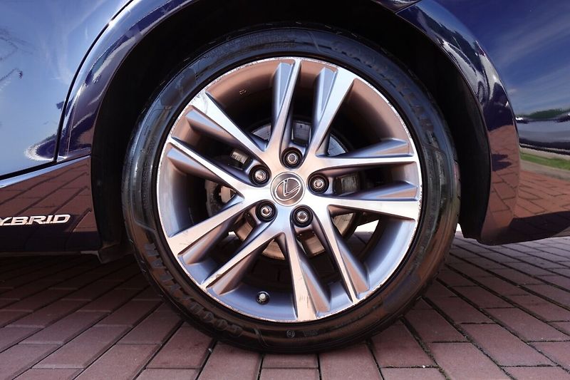 Lexus IS 300h Executive Navi - fotka 8 z 34