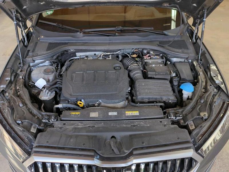Škoda Superb Combi 2,0TDi 110kw DSG L&K 18A - fotka 9 z 12