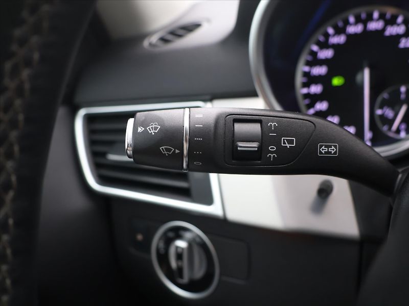 Mercedes-Benz Třídy M 3,0 190kW 350 BlueTec 4Matic C - fotka 17 z 33