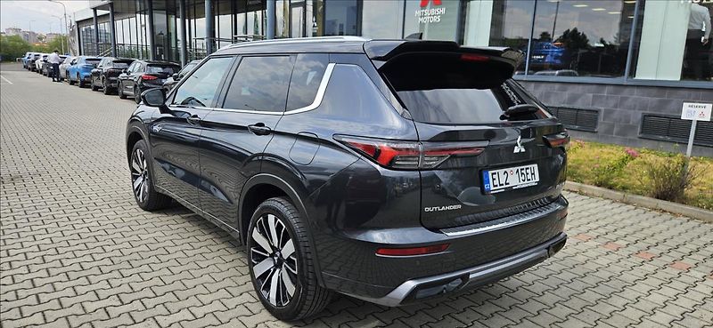 Mitsubishi Outlander 2,4 PHEV 4x4  INSTYLE - fotka 6 z 18