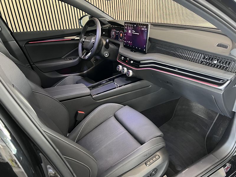 Škoda Superb TSI 4X4 195kW Sport Nez.To DCC - fotka 16 z 31