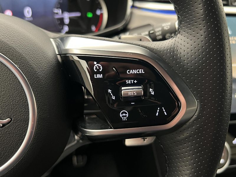 Jaguar F-Pace D200 R-DYNAMIC SE AWD AUT  - fotka 26 z 49