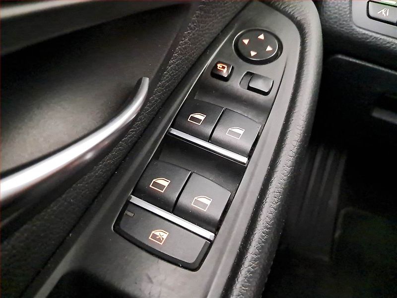 BMW Řada 5 (2011) M Paket 530d xDrive, 4X4 - fotka 21 z 24