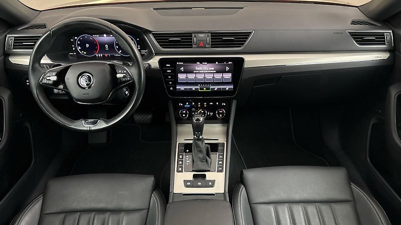 Škoda Superb 2.0 TDI DSG L&K Combi - fotka 8 z 35