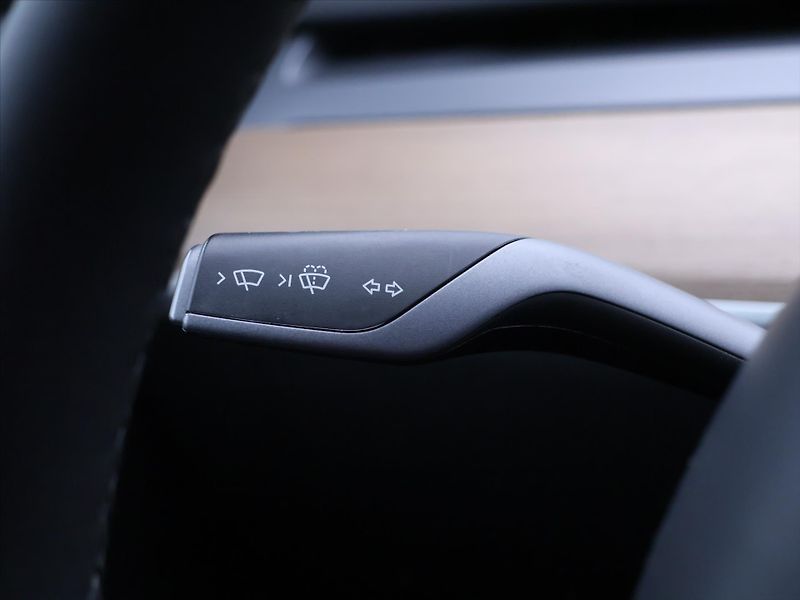 Tesla Model Y Long Range AWD 75kWh SoH 90% - fotka 15 z 29