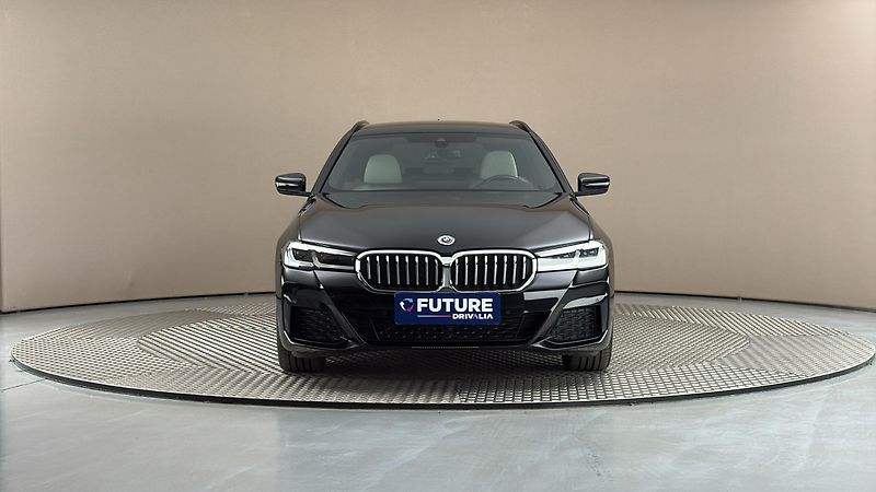 BMW Řada 5 530e AUT xDrive M-paket Tourin - fotka 3 z 30