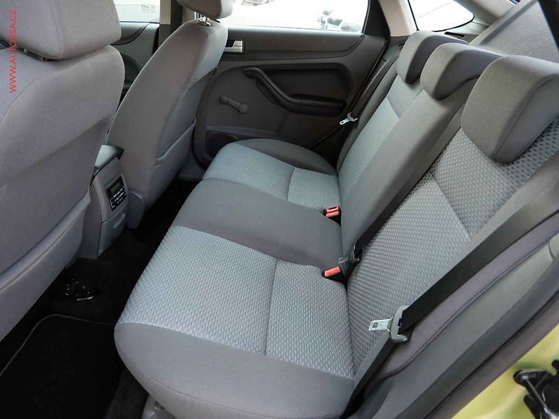 Ford Focus (2006) 1.6i, AC, park.čidla - fotka 10 z 16