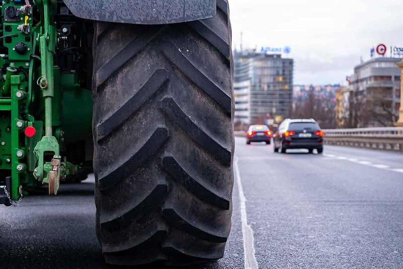 Demonstrace zemědělců před ministerstvem zemědělství a blokáda pražské magistrály. Na snímku je traktor John Deere 7730.