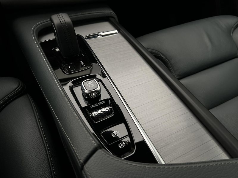 Volvo XC90 B5 AWD MOMENTUM PRO 7 MÍST - fotka 25 z 44