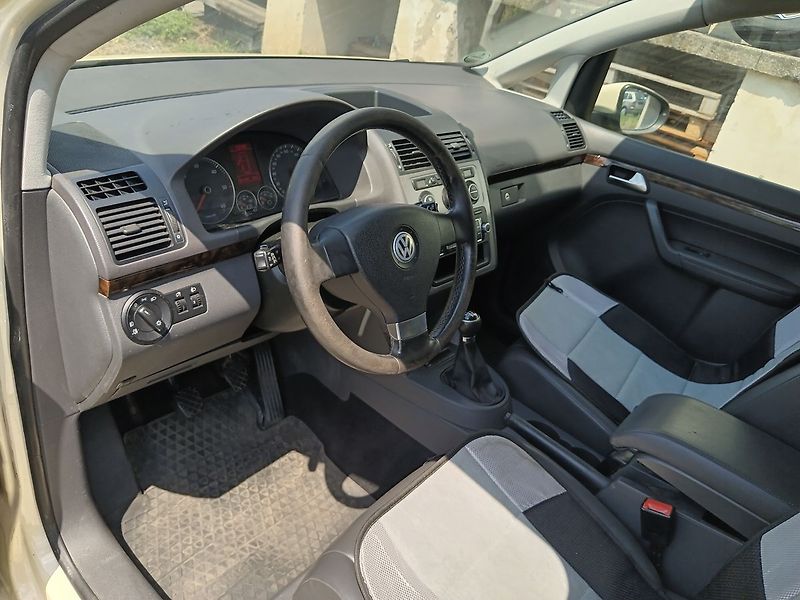 Volkswagen Touran 1.9 TDI Highline 7místný - fotka 9 z 24