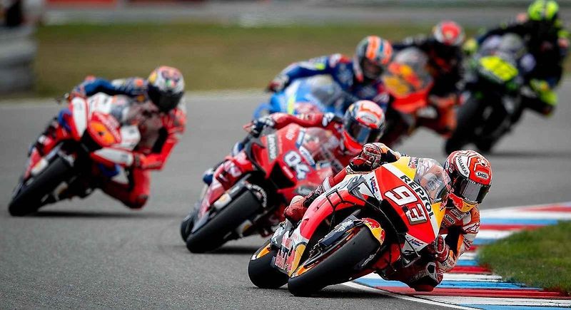 Motocyklová legenda Valentino Rossi při závodě na Masarykově okruhu v roce 2019.