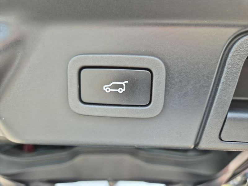 Land Rover Range Rover Velar 3,0 D300 R-Dynamic SE - fotka 12 z 19