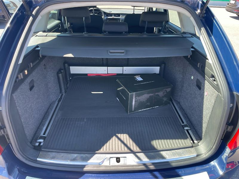 Škoda Superb COMBI 2.0 TDi COMFORTLINE - fotka 13 z 25