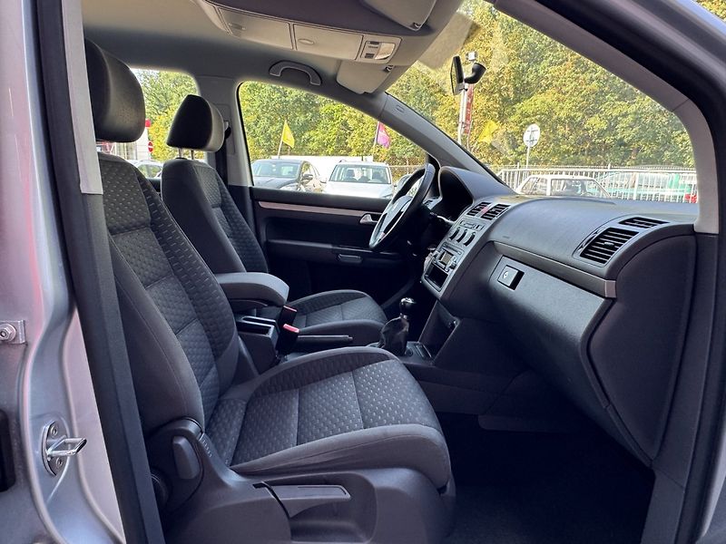 Volkswagen Touran (2008) 1.9 TDi, DUAL KLIMA, TAŽNÉ - fotka 15 z 33