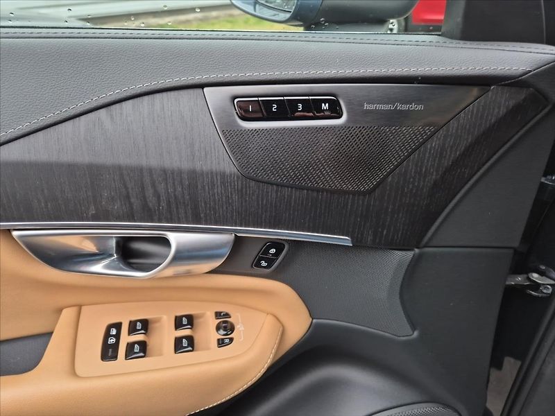 Volvo XC90 2,0 B5 AWD diesel Plus Bright - fotka 14 z 18