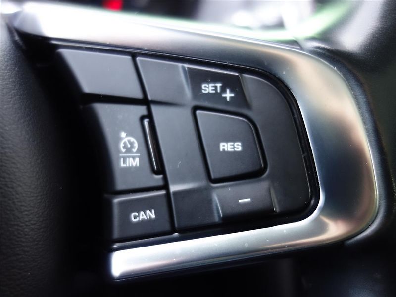 Jaguar F-Pace 2,0 20d AWD PRESTIGE - fotka 22 z 40