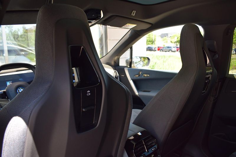 BMW iX (2024) iX40xD/pano/360 - fotka 30 z 46
