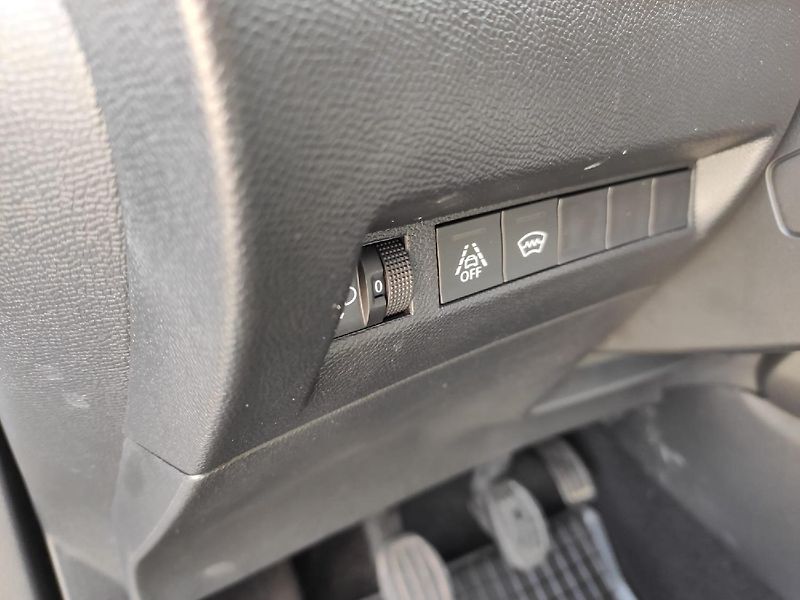 Peugeot 2008 (2020) ALLURE 1.2 100k MAN6 1.majitel - fotka 29 z 31