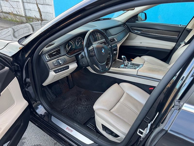 BMW Řada 7 (2012) 740 D XDRIVE 225kW - fotka 6 z 40