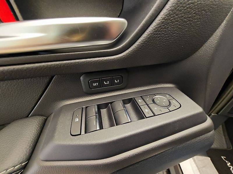 Toyota Land Cruiser 2.8L Diesel Executive 4x4 - fotka 23 z 48